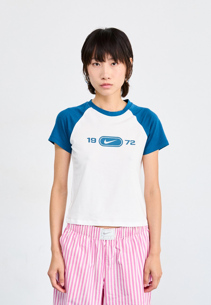 Футболка Nike Sportswear TEE, White/Blue Force/White, Белый, Футболка Nike Sportswear TEE, White/Blue Force/White
Футболка Nike Sportswear TEE, White/Blue Force/White, Белый, Футболка Nike Sportswear TEE, White/Blue Force/White