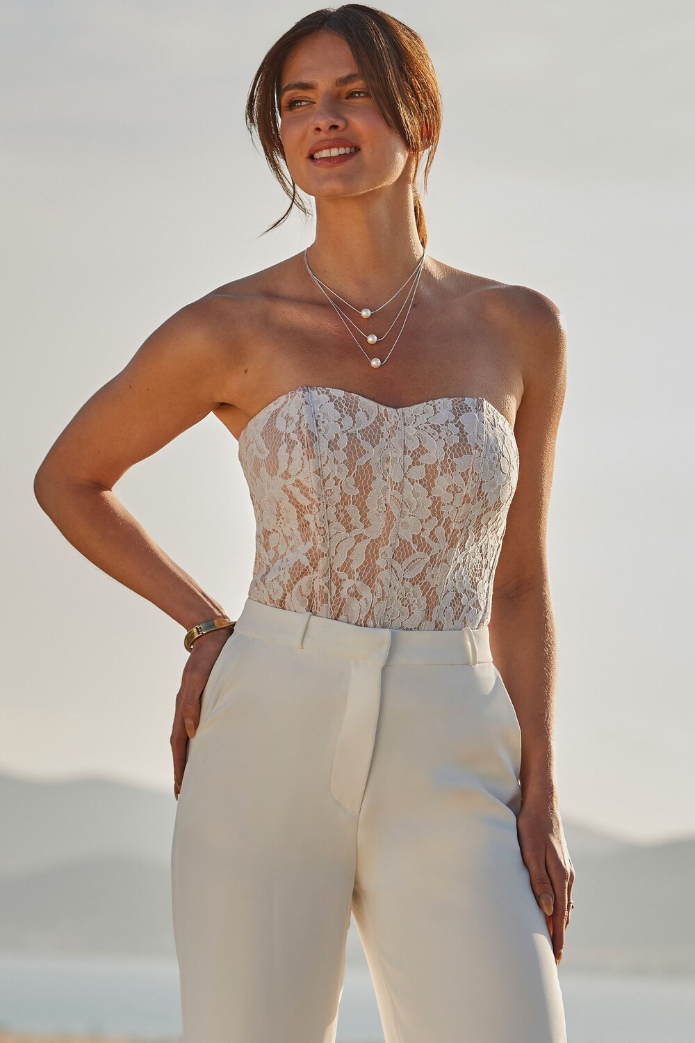 Топ из кружевного бандо премиум-класса моделирующий фигуру Sosandar, белый
Топ из кружевного бандо премиум-класса моделирующий фигуру Sosandar, белый