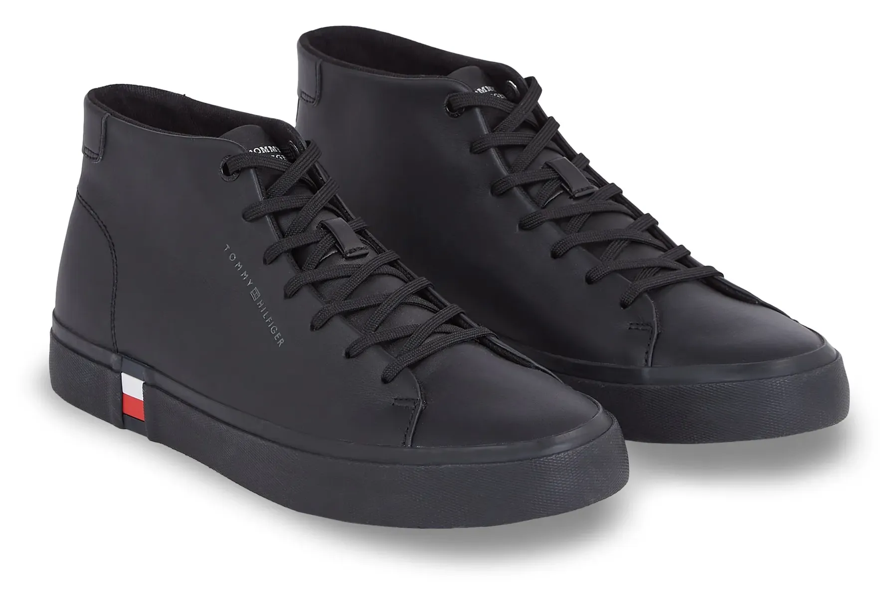 Кроссовки Tommy Hilfiger "HI VULC LEATHER DETAIL" с флагом на платформе, черный
Кроссовки Tommy Hilfiger "HI VULC LEATHER DETAIL" с флагом на платформе, черный