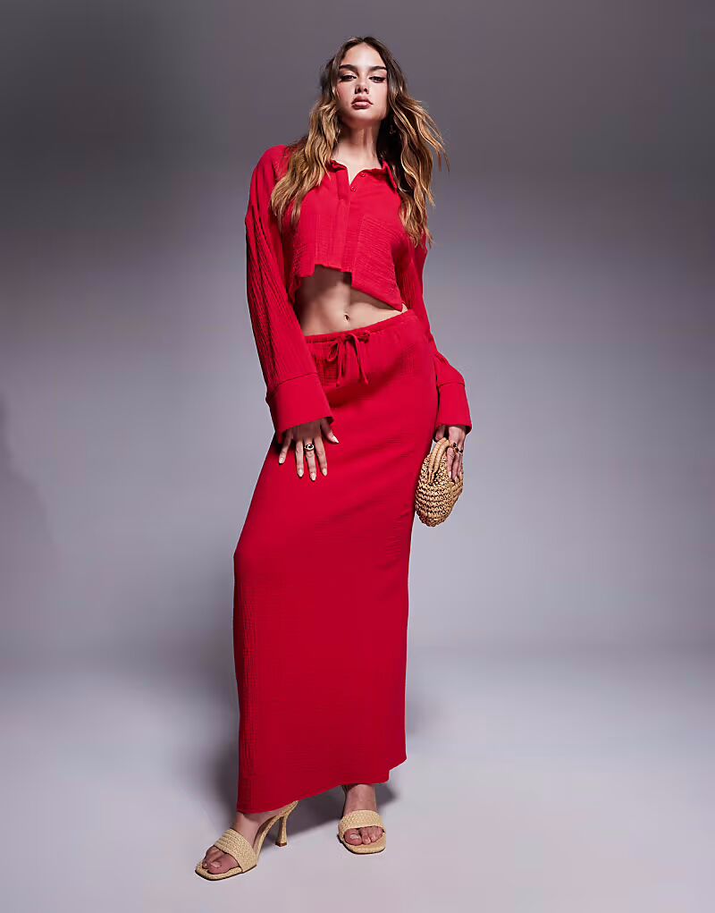 Эксклюзивная юбка-макси из текстурированного хлопка с завязками от Kaiia красного цвета
Эксклюзивная юбка-макси из текстурированного хлопка с завязками от Kaiia красного цвета