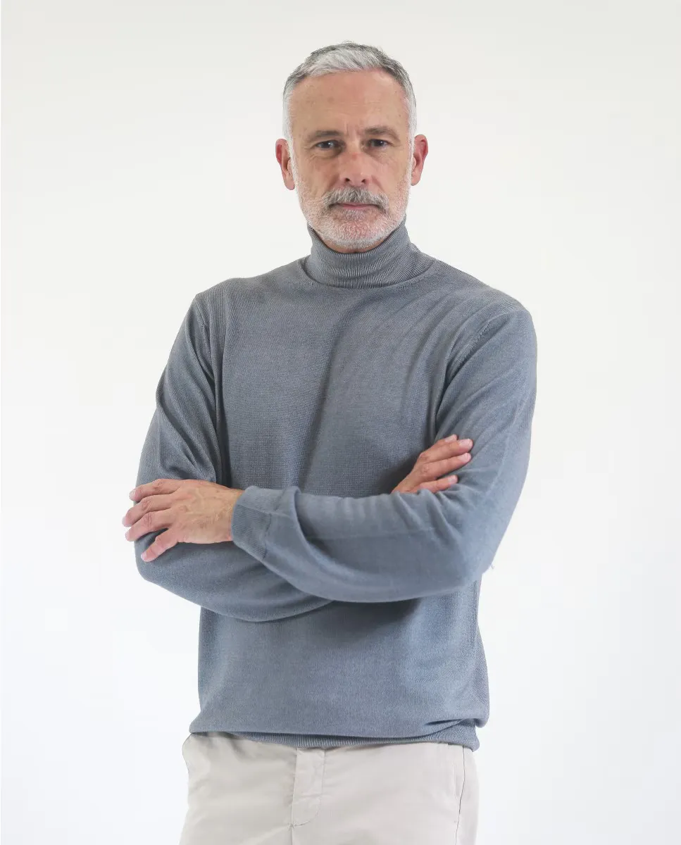 Мужской свитер из 100% тонкой мериносовой шерсти светло-серого цвета с высоким воротом Wickett Jones, светло-серый
Мужской свитер из 100% тонкой мериносовой шерсти светло-серого цвета с высоким воротом Wickett Jones, светло-серый