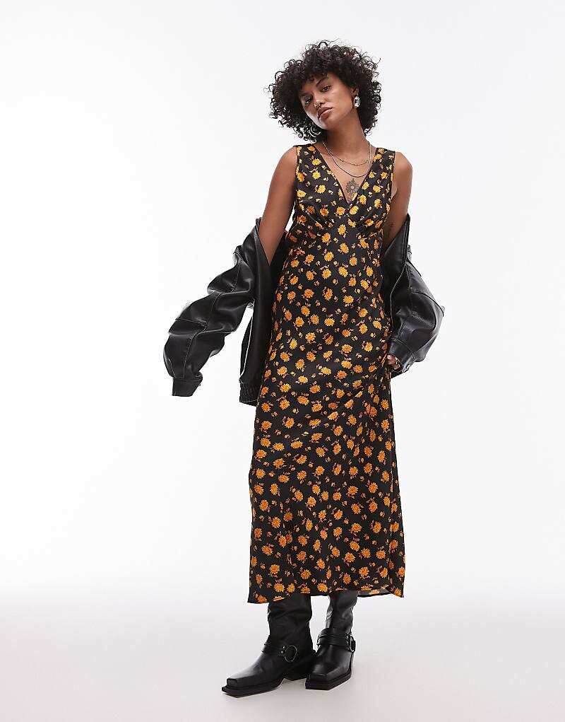 Topshop – Винтажное платье-миди на бретелях, с V-образным вырезом спереди и сзади с тонким оранжевым цветочным узором
Topshop – Винтажное платье-миди на бретелях, с V-образным вырезом спереди и сзади с тонким оранжевым цветочным узором
