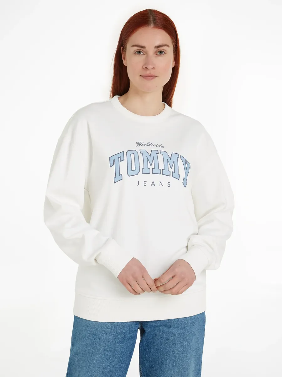 Толстовка Tommy Jeans "TJW RLX VARSITY LUXE CREW" с вышитой надписью-логотипом, белый
Толстовка Tommy Jeans "TJW RLX VARSITY LUXE CREW" с вышитой надписью-логотипом, белый