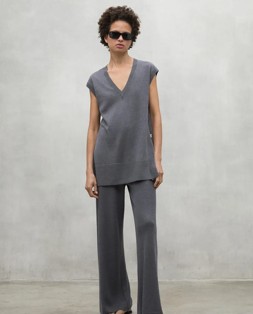 Женский свитер с V-образным вырезом и разрезами по бокам Ecoalf, серый
Женский свитер с V-образным вырезом и разрезами по бокам Ecoalf, серый