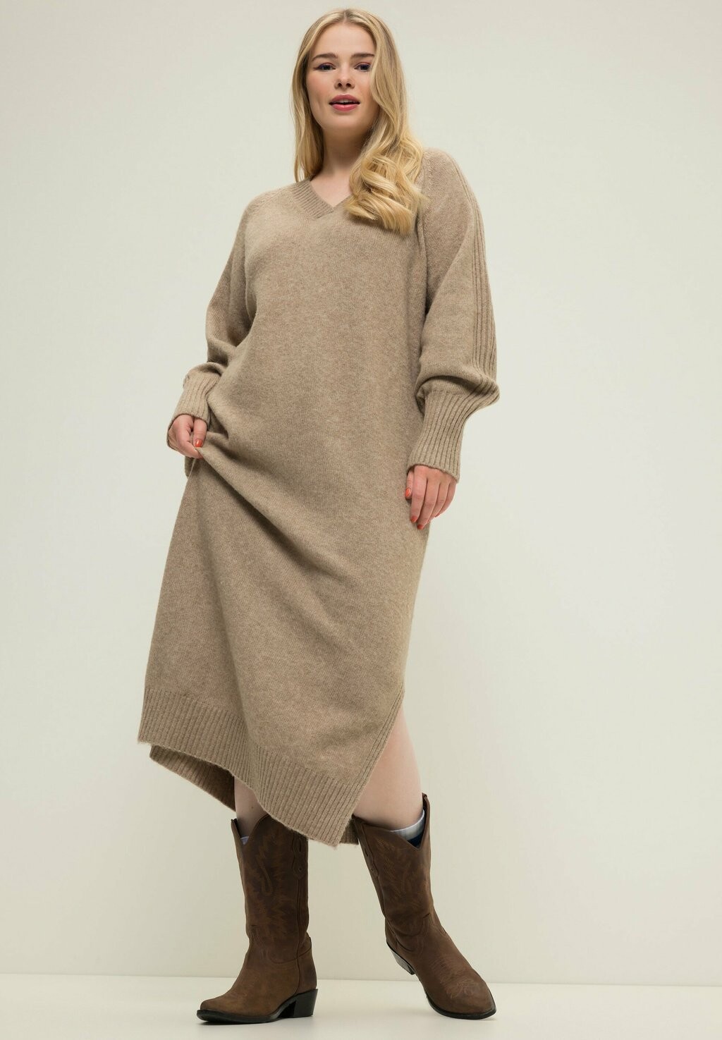 Трикотажное платье Loose Fit Struktur V-Ausschnitt Реглан Studio Untold, цвет beige gray
Трикотажное платье Loose Fit Struktur V-Ausschnitt Реглан Studio Untold, цвет beige gray