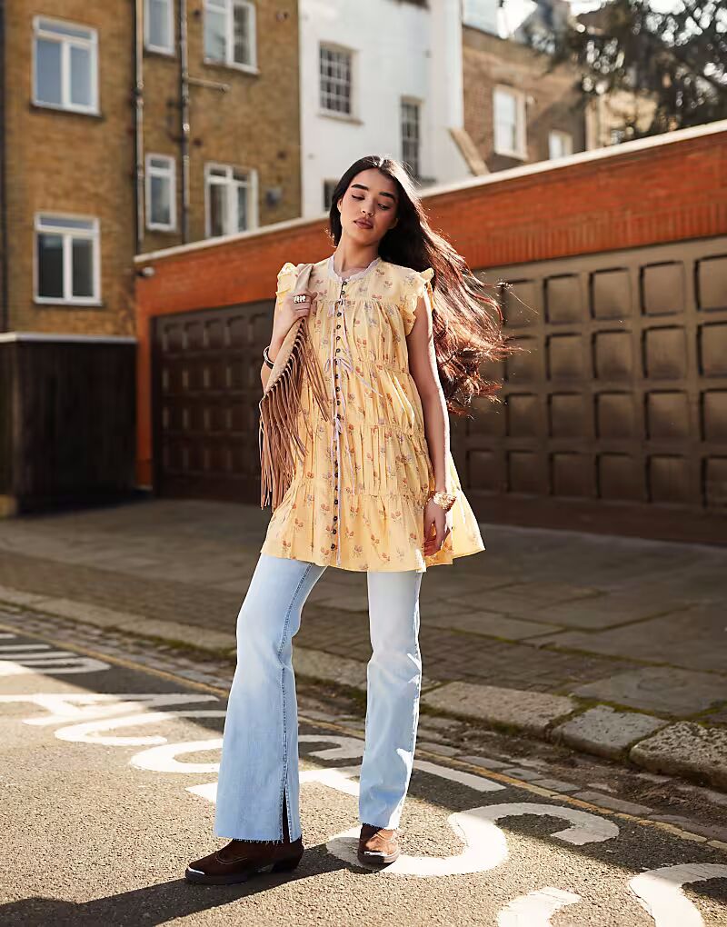 Джинсы Stradivarius D74 с клешем и разрезом, светло-синего цвета
Джинсы Stradivarius D74 с клешем и разрезом, светло-синего цвета