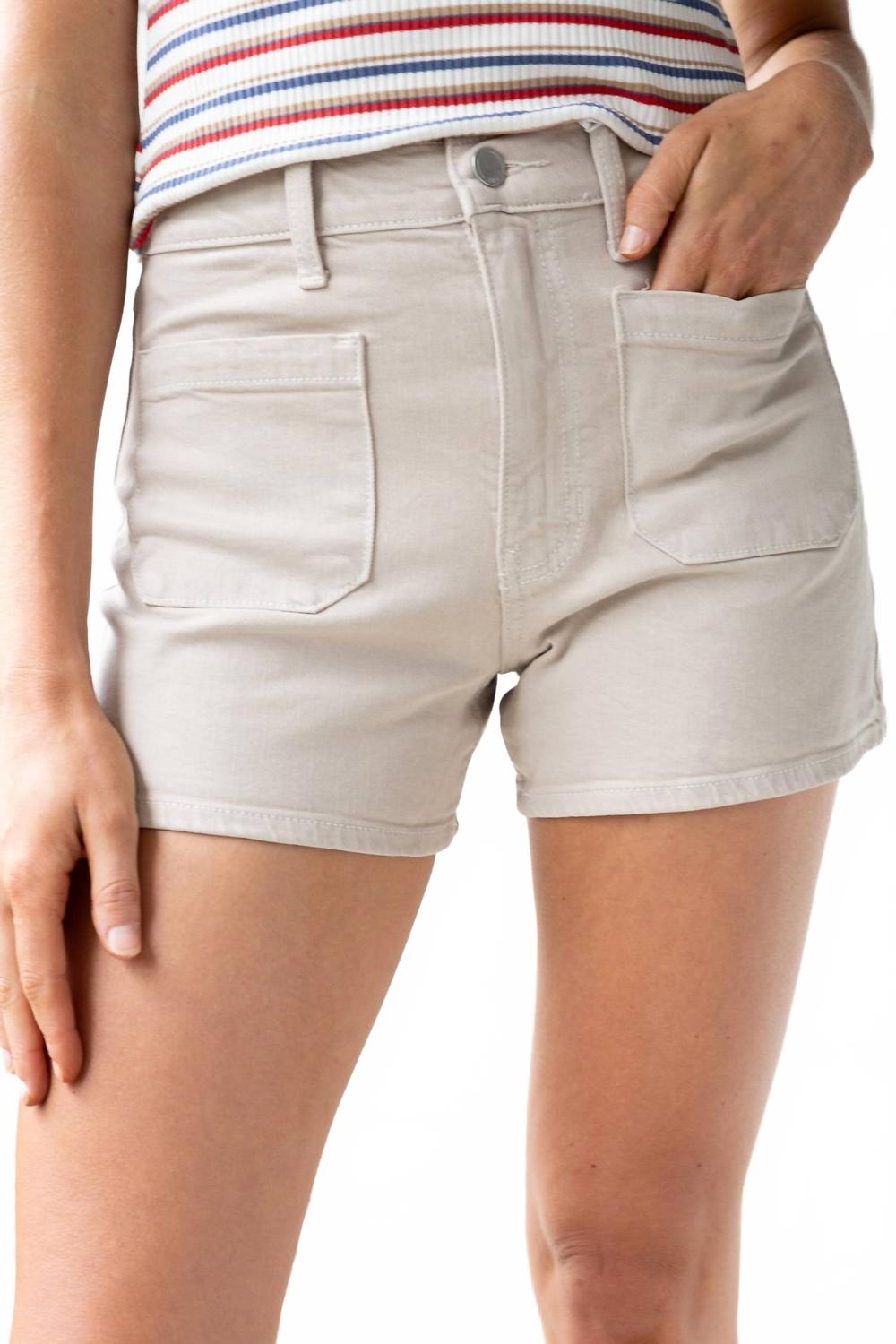 Шорты Parker с накладными карманами в бежевом цвете JBD.
Шорты Parker с накладными карманами в бежевом цвете JBD.