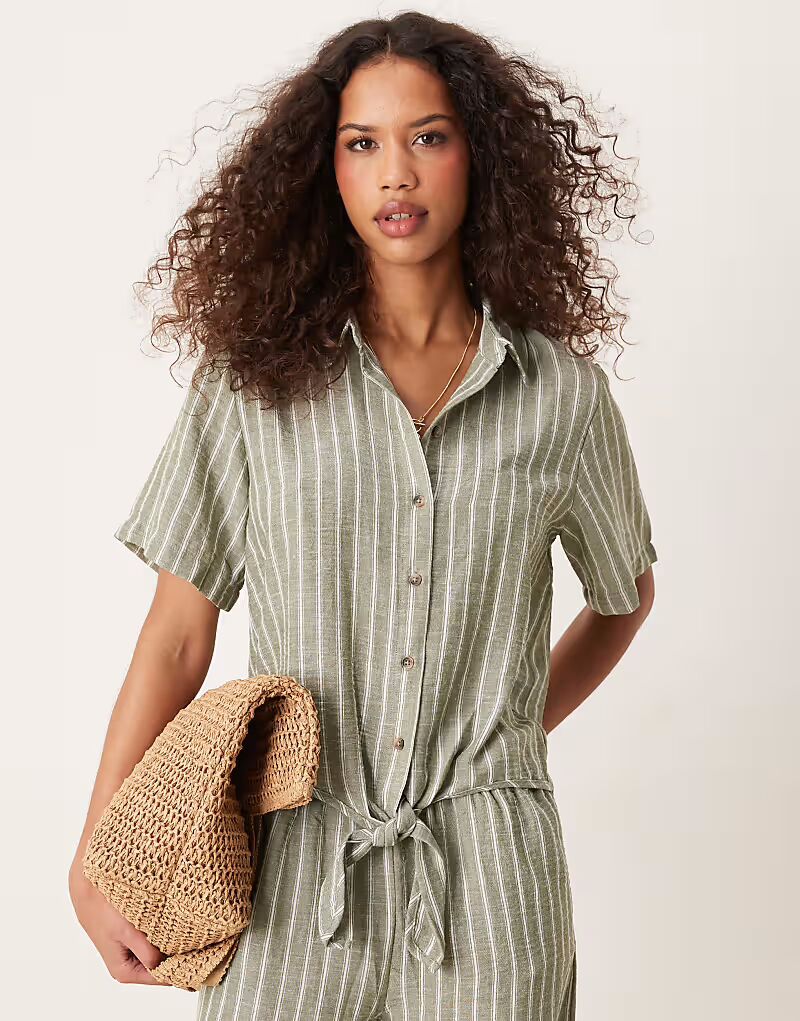 Рубашка JDY с узлом спереди в полоску шалфея
Рубашка JDY с узлом спереди в полоску шалфея