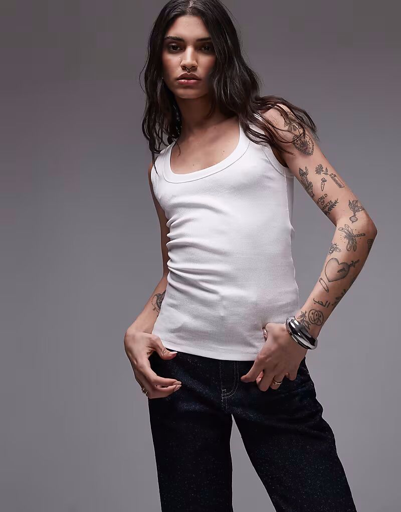 Топ Topshop с круглым вырезом в рубчик белого цвета
Топ Topshop с круглым вырезом в рубчик белого цвета