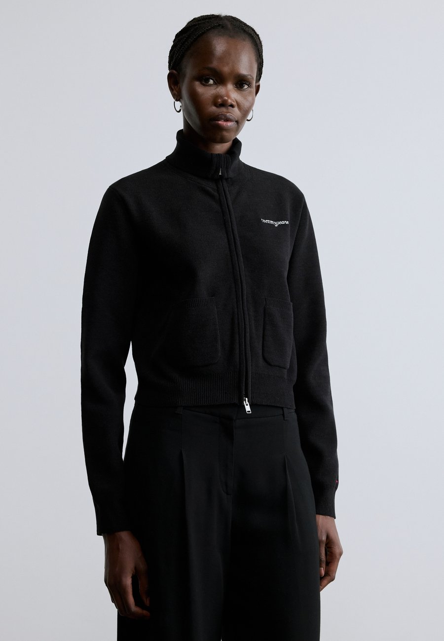 Кардиган Tommy Jeans COZY SCRIPT CARDIGAN, Black
Кардиган Tommy Jeans COZY SCRIPT CARDIGAN, Black