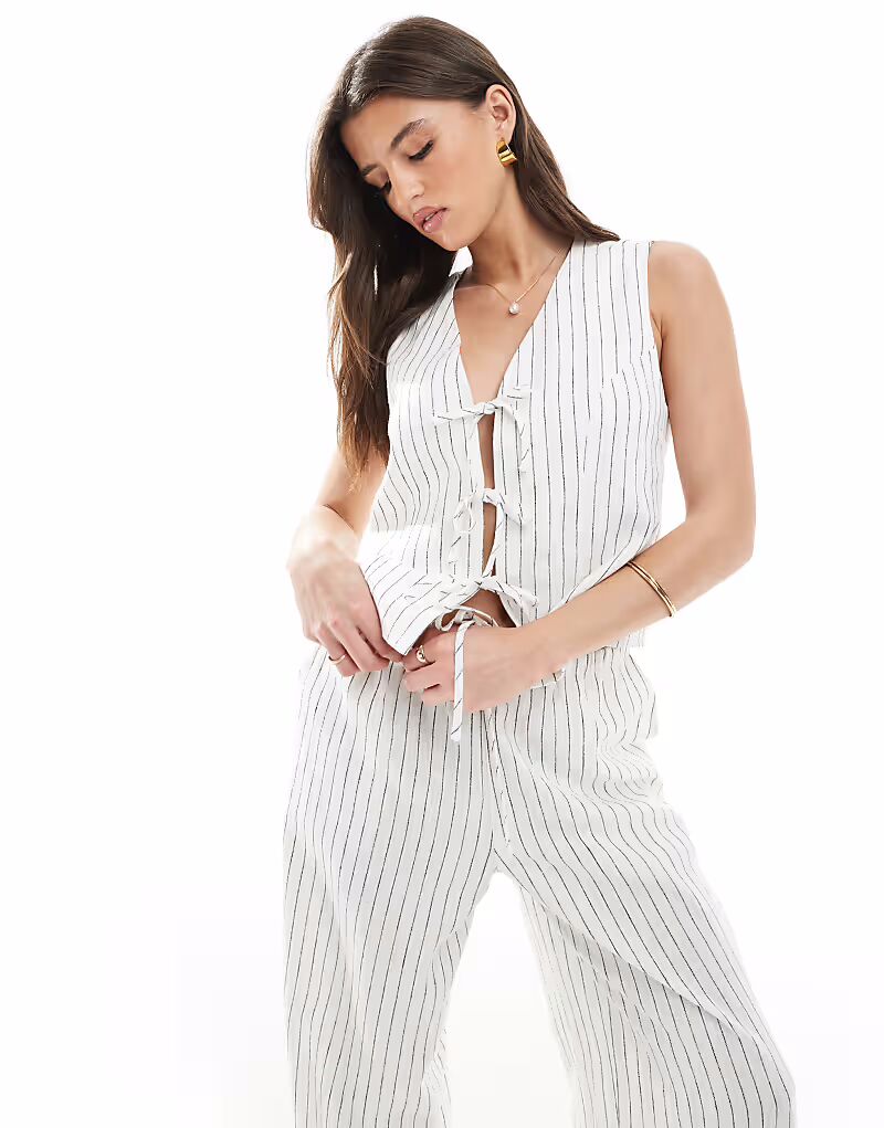 Жилет из льняной смеси Stripe с завязкой спереди, кремовый South Beach
Жилет из льняной смеси Stripe с завязкой спереди, кремовый South Beach