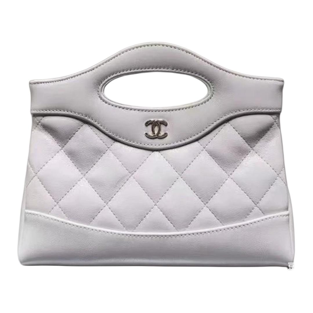 CHANEL Миниатюрная женская сумка из овчины серо-белого цвета
CHANEL Миниатюрная женская сумка из овчины серо-белого цвета