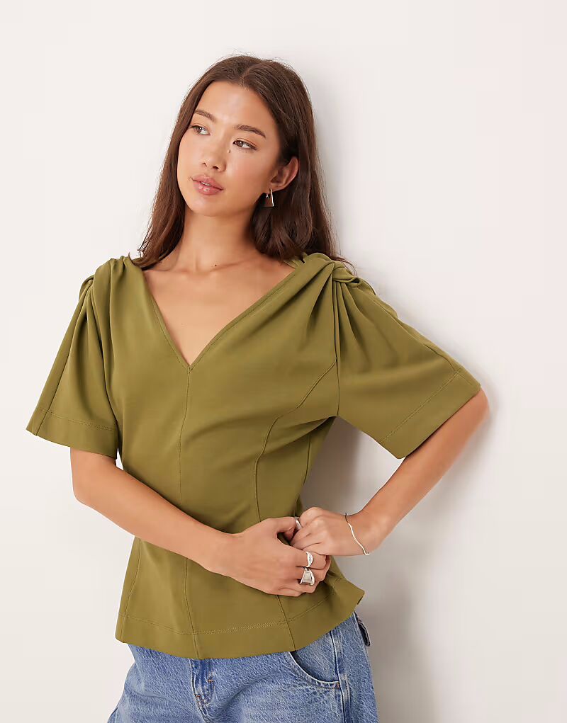 Футболка цвета хаки с V-образным вырезом и перекрученными плечами Asos Design
Футболка цвета хаки с V-образным вырезом и перекрученными плечами Asos Design