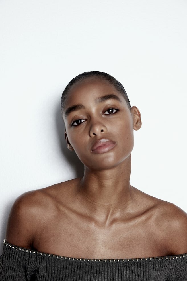 Рубашка с открытыми плечами и жемчужной отделкой H&M, серый
Рубашка с открытыми плечами и жемчужной отделкой H&M, серый