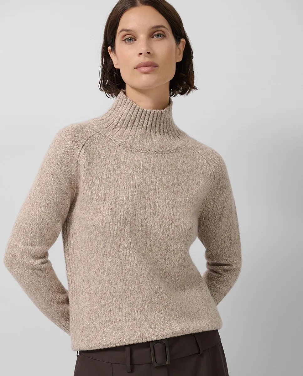 Женский свитер с высоким воротом, плотного вязания Roberto Verino, светло-бежевый
Женский свитер с высоким воротом, плотного вязания Roberto Verino, светло-бежевый