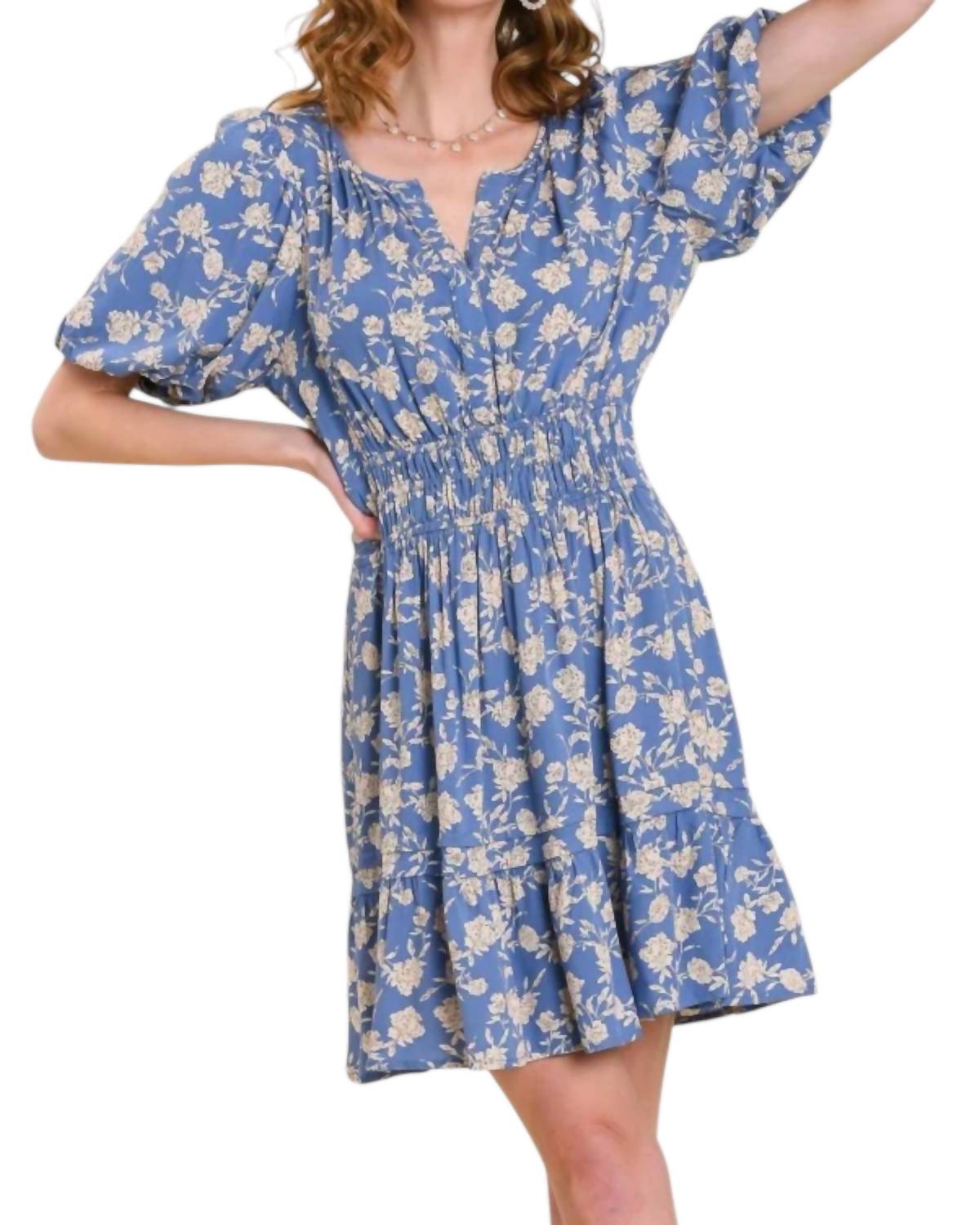 Синий платье с цветочным принтом, разрезным воротником, пышными рукавами и кулиркой на поясе Umgee
Синий платье с цветочным принтом, разрезным воротником, пышными рукавами и кулиркой на поясе Umgee