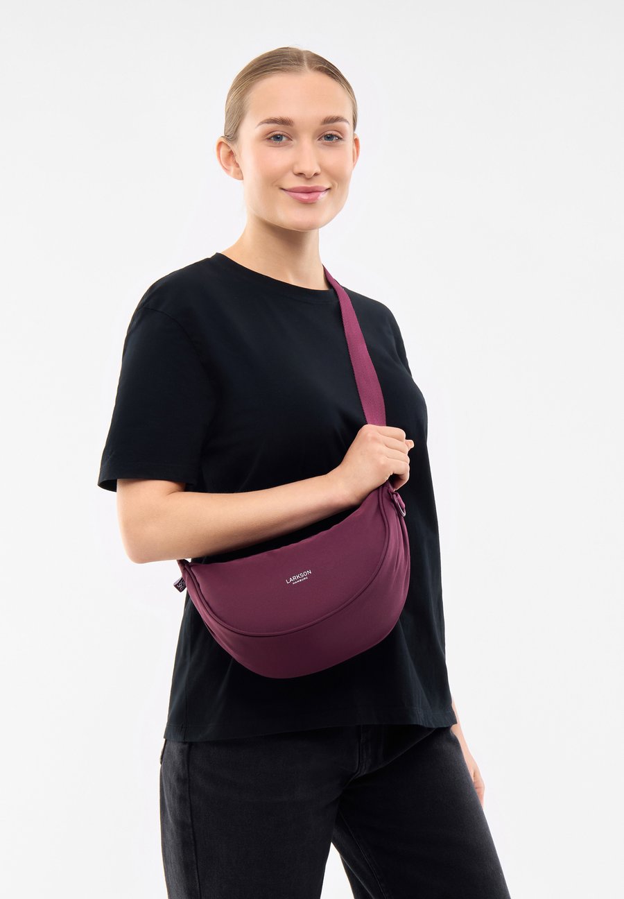 Сумка кросс-боди Larkson SOLVEIG SMALL HALF MOON , Berry
Сумка кросс-боди Larkson SOLVEIG SMALL HALF MOON , Berry