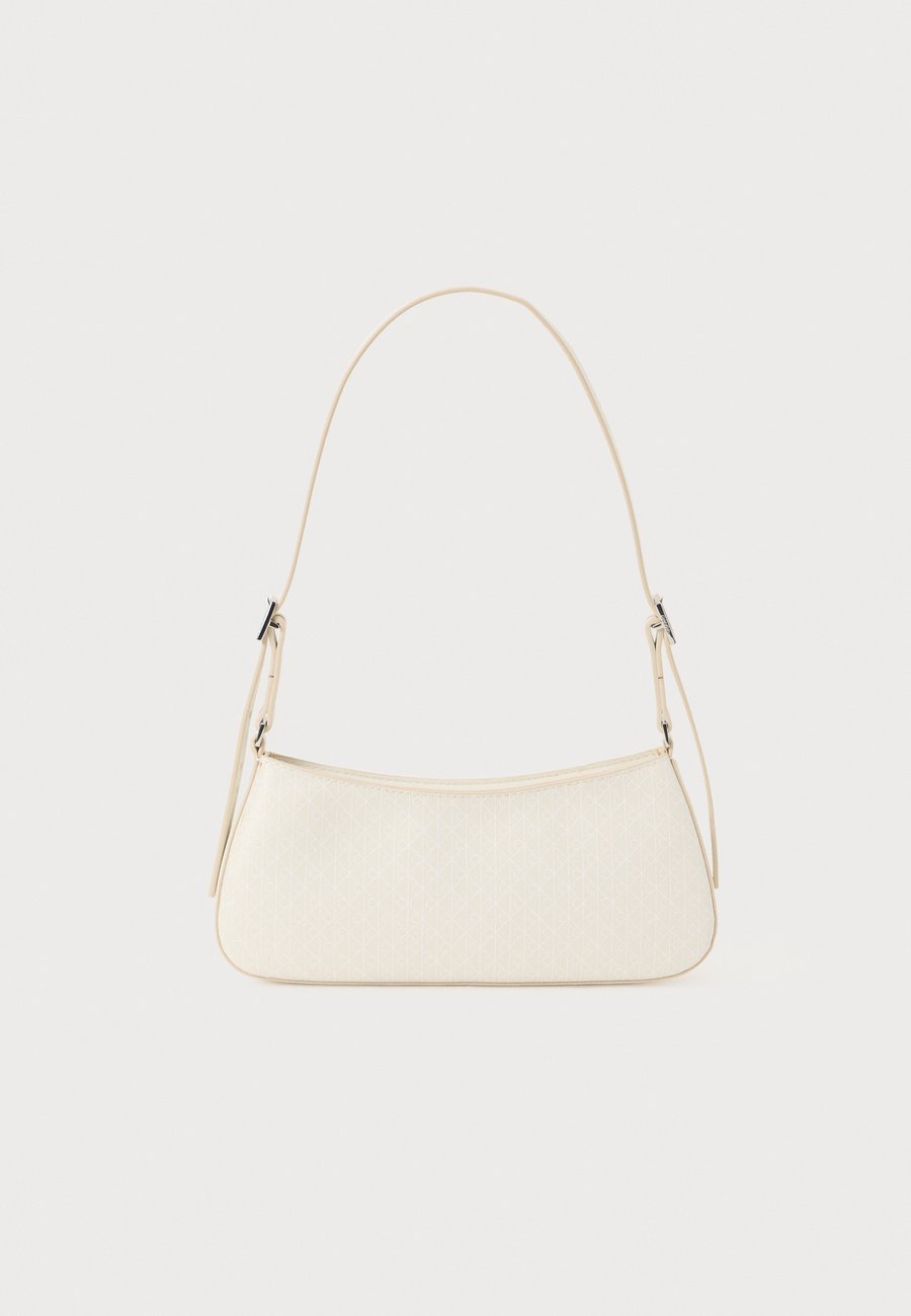 Сумка Calvin Klein EMBLEM SMALL SHOULDER BAG, White
Сумка Calvin Klein EMBLEM SMALL SHOULDER BAG, White