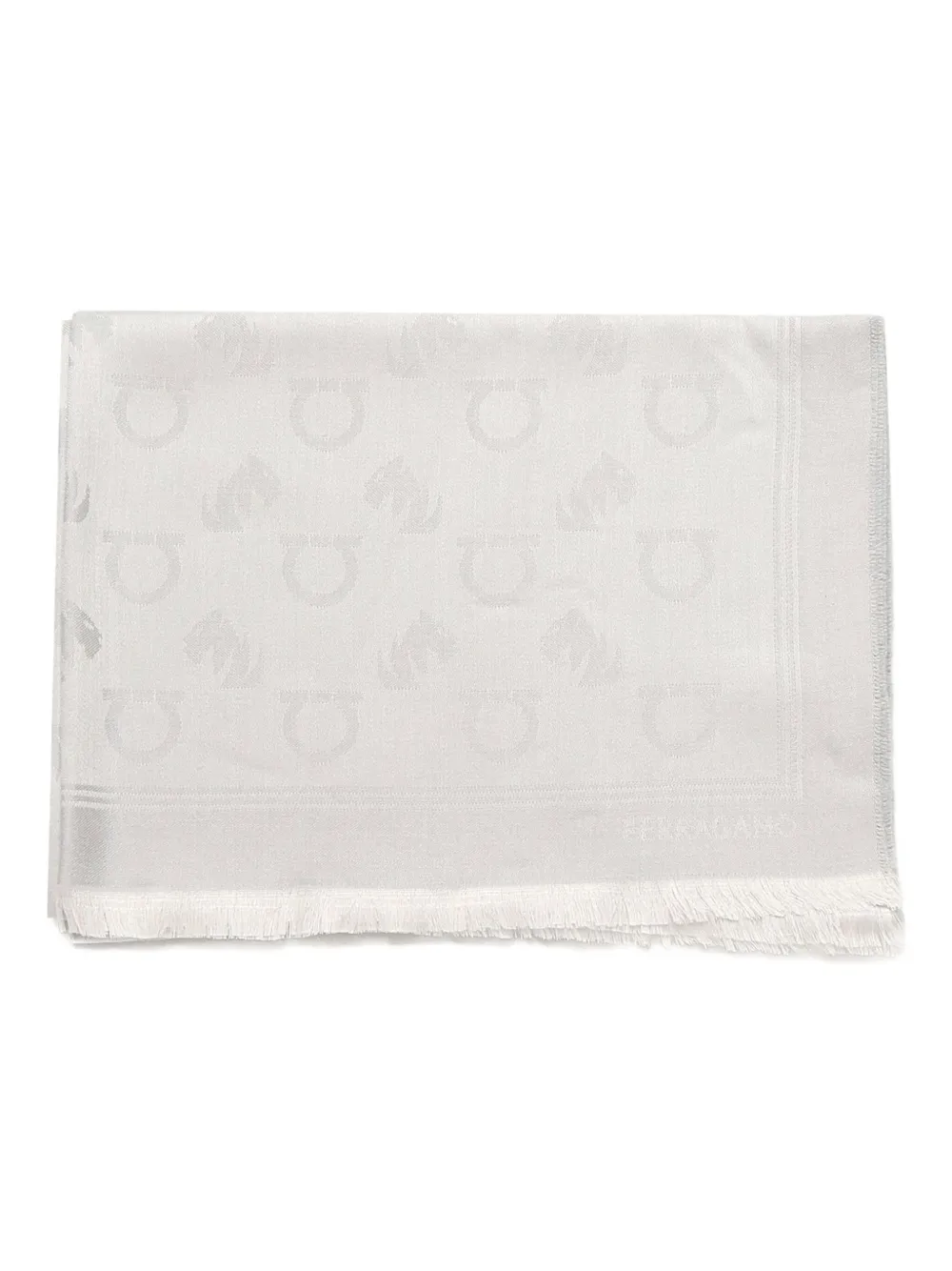 Шарф с бахромой и узором Gancini Ferragamo, серый
Шарф с бахромой и узором Gancini Ferragamo, серый