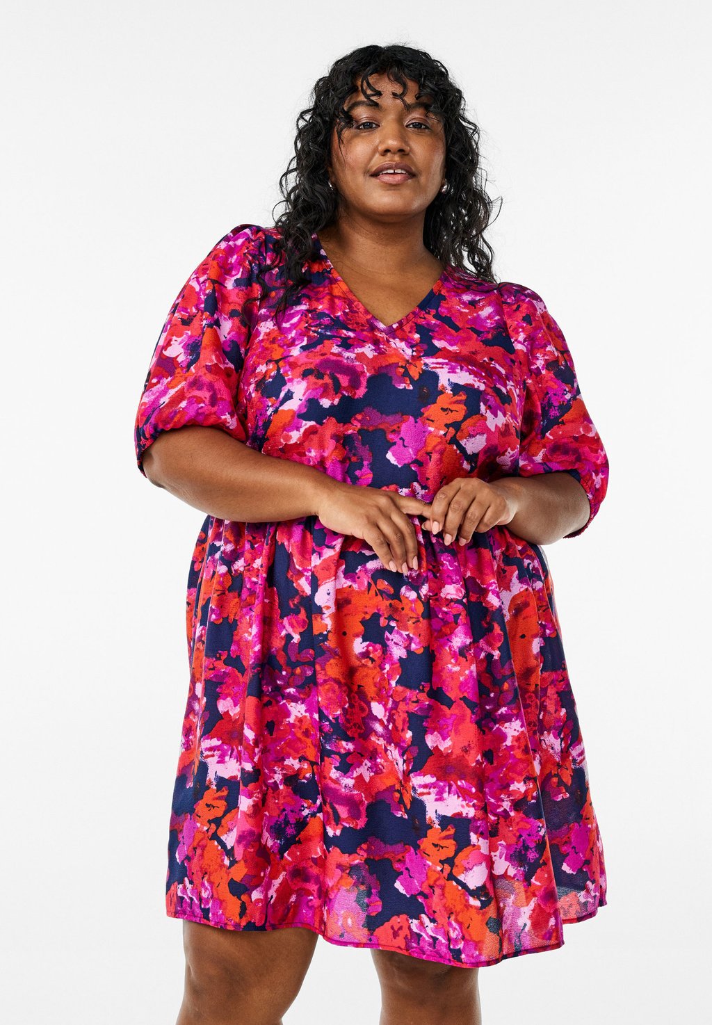 Повседневное платье MIT PRINT UND V-AUSSCHNITT Zizzi, розовый 
Повседневное платье MIT PRINT UND V-AUSSCHNITT Zizzi, розовый