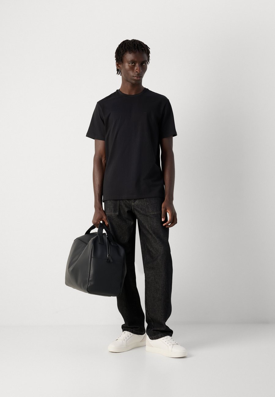 Футболка Calvin Klein Jeans CLASSIC MONOGRAM 2, Black/Bright White/Anthracite, Белый, Футболка Calvin Klein Jeans CLASSIC MONOGRAM 2, Black/Bright White/Anthracite
Футболка Calvin Klein Jeans CLASSIC MONOGRAM 2, Black/Bright White/Anthracite, Белый, Футболка Calvin Klein Jeans CLASSIC MONOGRAM 2, Black/Bright White/Anthracite