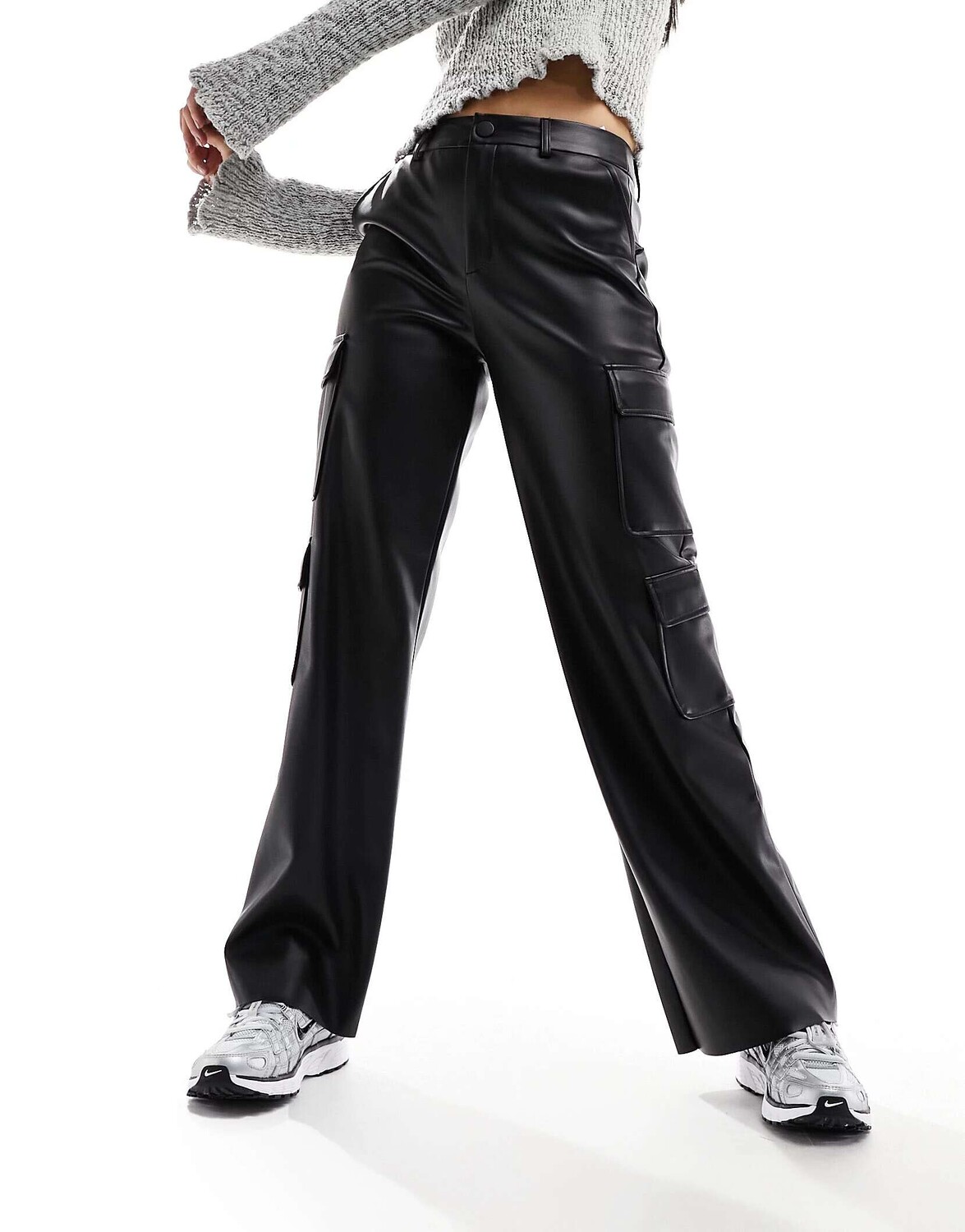 Черные брюки карго из искусственной кожи Stradivarius
Черные брюки карго из искусственной кожи Stradivarius