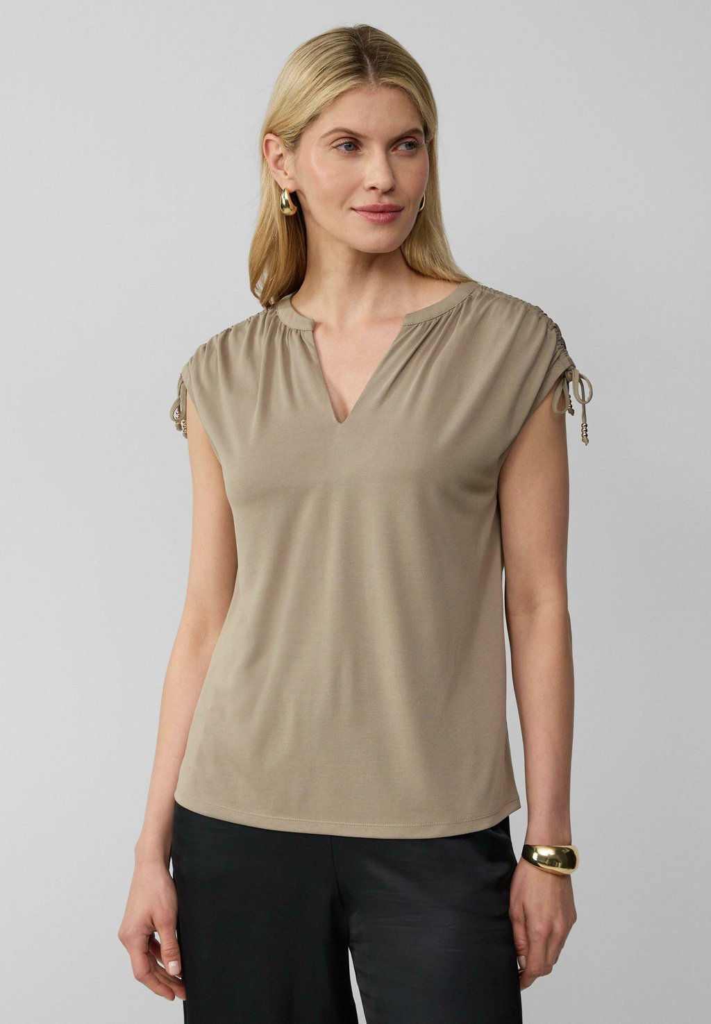 Футболка с принтом s.Oliver BLACK LABEL, бежевый
Футболка с принтом s.Oliver BLACK LABEL, бежевый