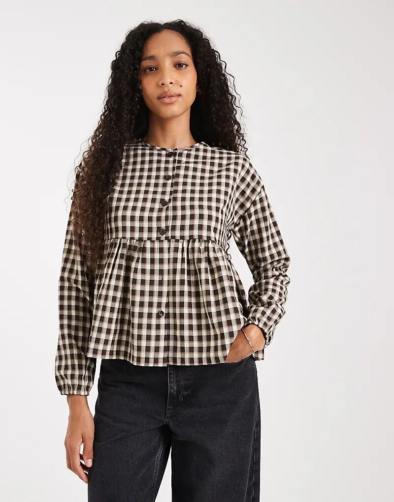 Потертая блузка с длинными рукавами, застегивающаяся на пуговицы и баской по низу, коричневого цвета в клетку «гингем».
Потертая блузка с длинными рукавами, застегивающаяся на пуговицы и баской по низу, коричневого цвета в клетку «гингем».