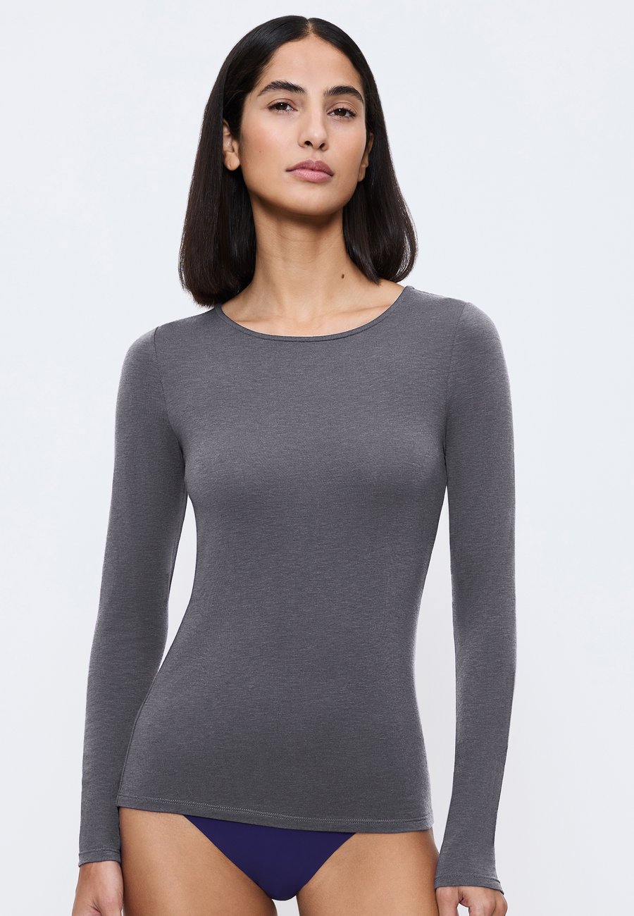 Топ Triumph LONGSLEEVE, Dark Grey Melange/Dark Grey
Топ Triumph LONGSLEEVE, Dark Grey Melange/Dark Grey