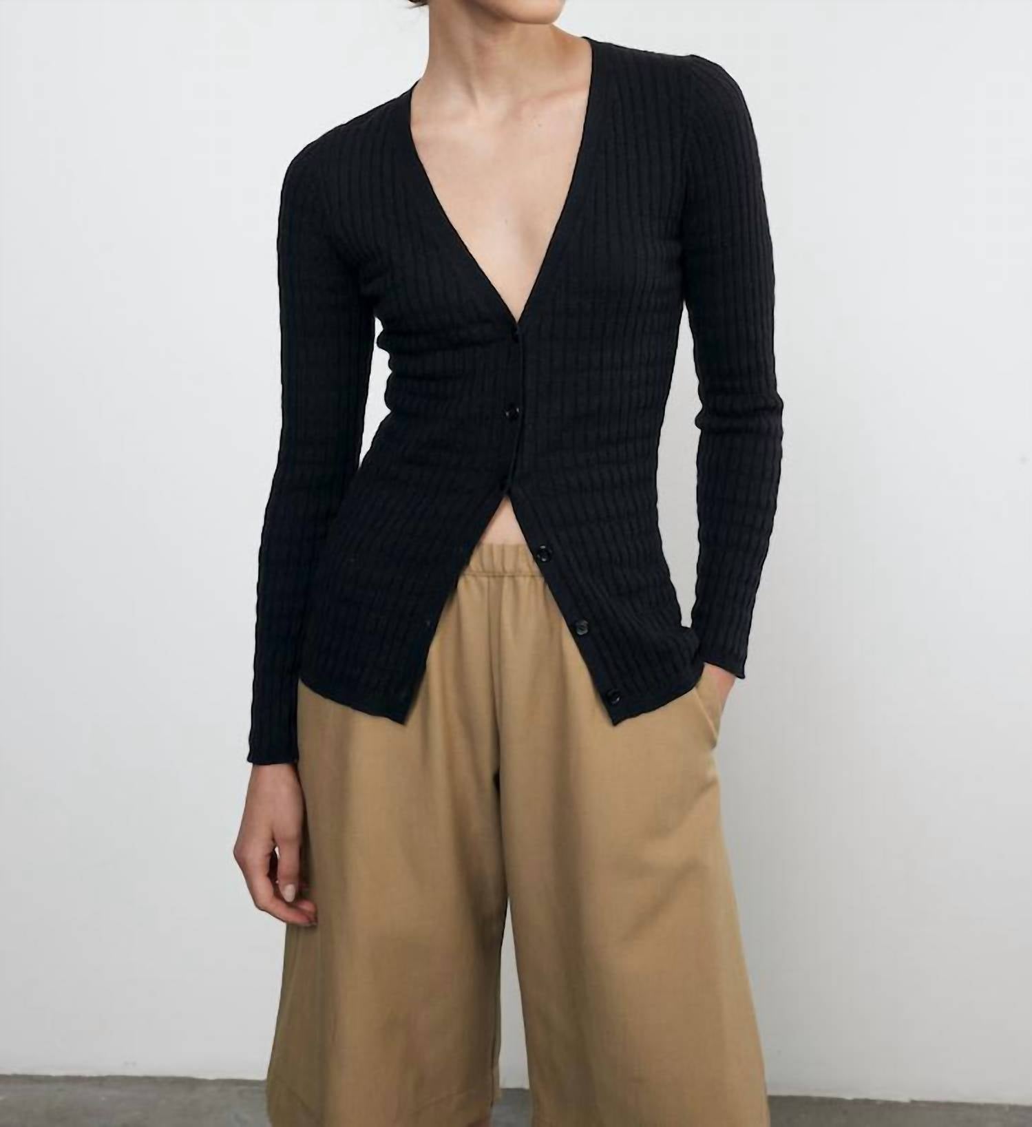 Enza Costa Кардиган с V-образным вырезом из льна и хлопка, черный
Enza Costa Кардиган с V-образным вырезом из льна и хлопка, черный