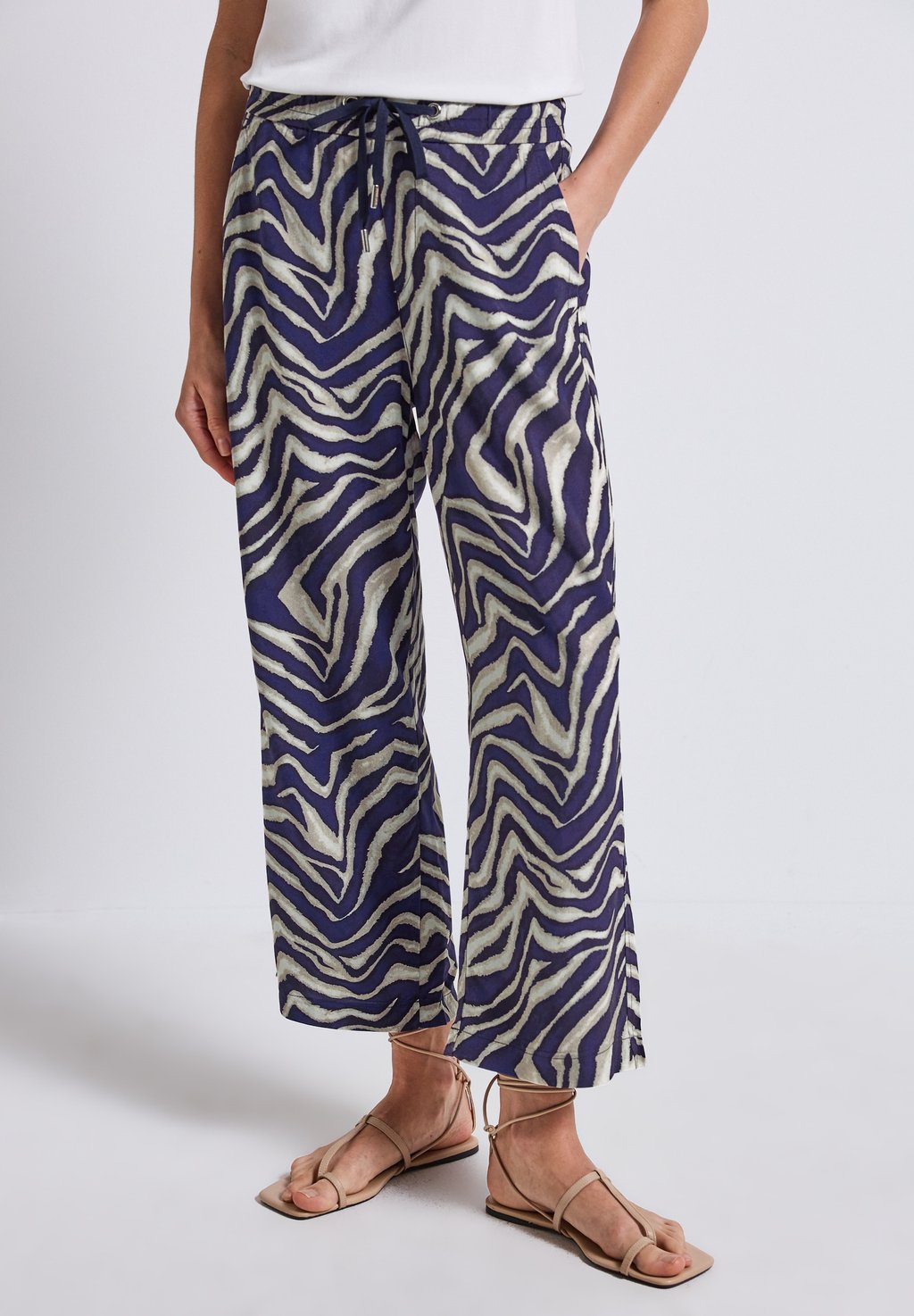 Брюки GEMUSTERTE WIDE LEG Street One, темно-синий
Брюки GEMUSTERTE WIDE LEG Street One, темно-синий