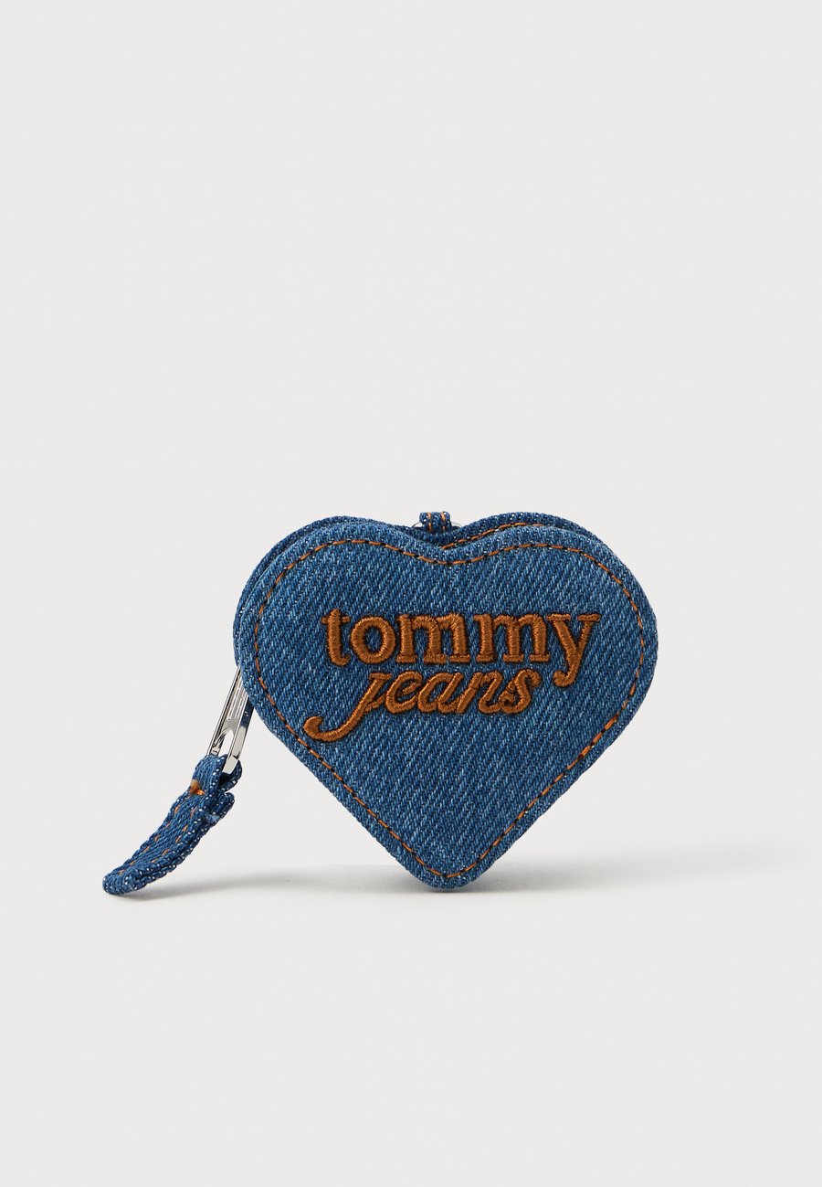 Кошелек Tommy Jeans COOL HEART COIN PURSE, Mid Denim/Blue Denim
Кошелек Tommy Jeans COOL HEART COIN PURSE, Mid Denim/Blue Denim
