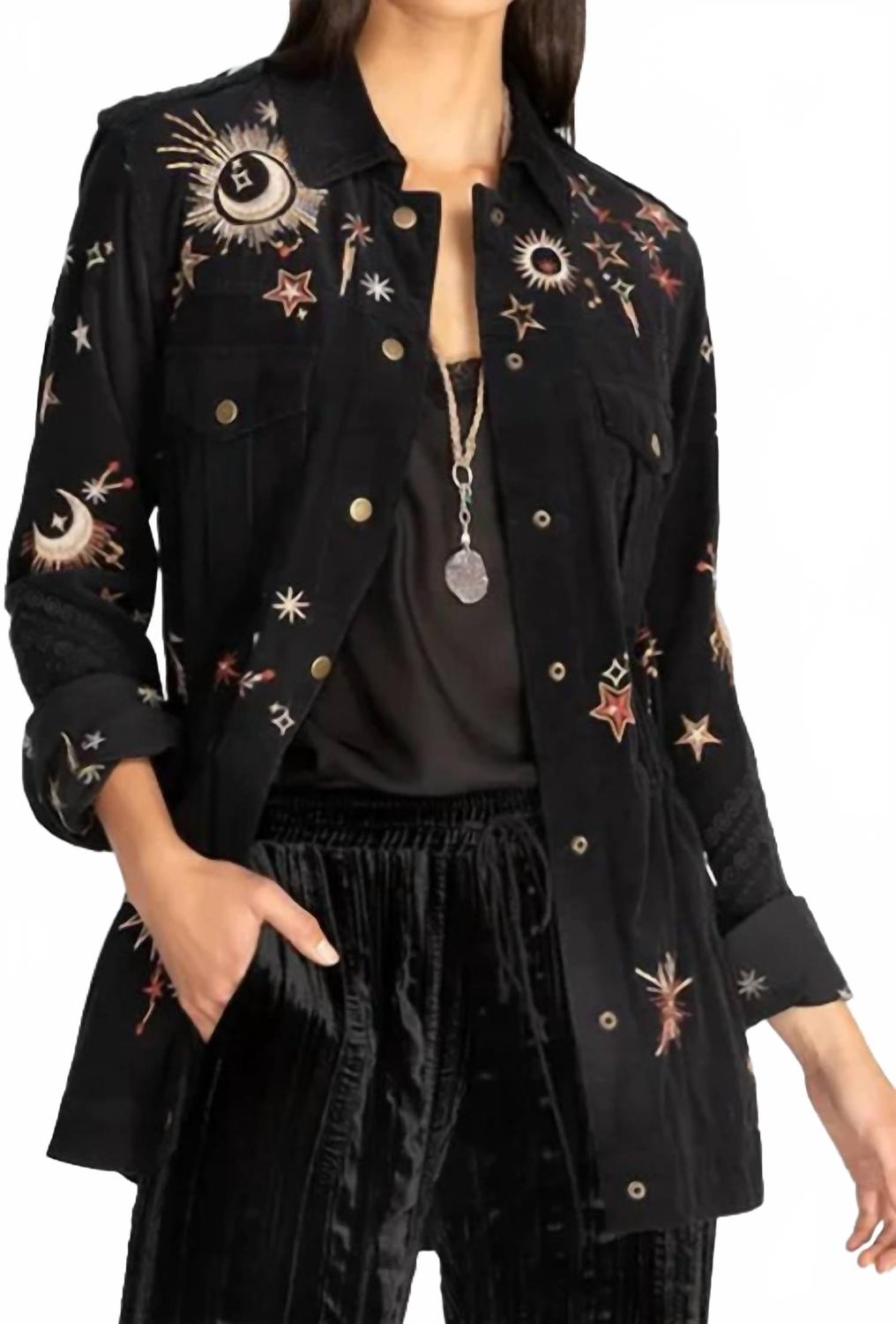 Телесто военная куртка с кулиской в черном цвете Johnny Was
Телесто военная куртка с кулиской в черном цвете Johnny Was