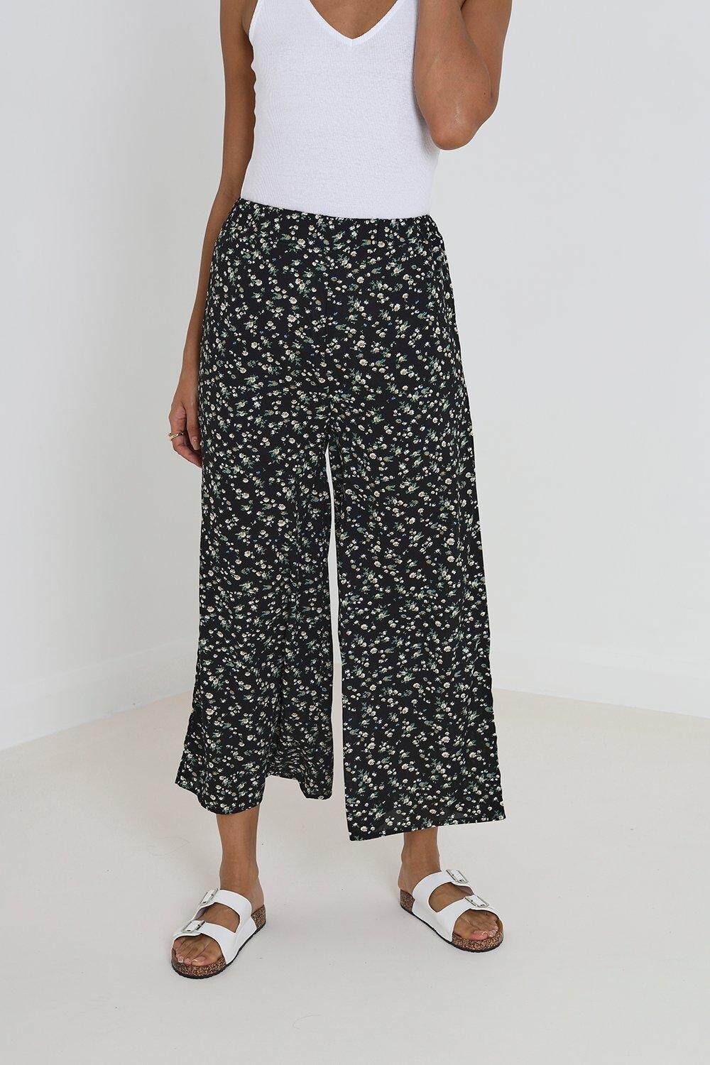 Летние широкие брюки с эластичной резинкой на талии и цветочным принтом Brave Soul, черный
Летние широкие брюки с эластичной резинкой на талии и цветочным принтом Brave Soul, черный