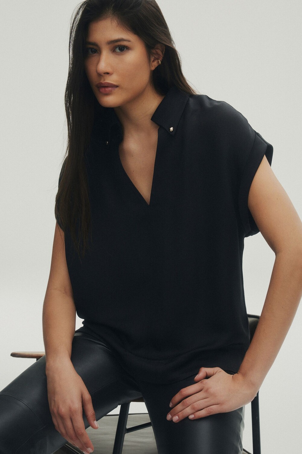 Премиальная блузка с короткими рукавами и V-образным вырезом Next, черный
Премиальная блузка с короткими рукавами и V-образным вырезом Next, черный