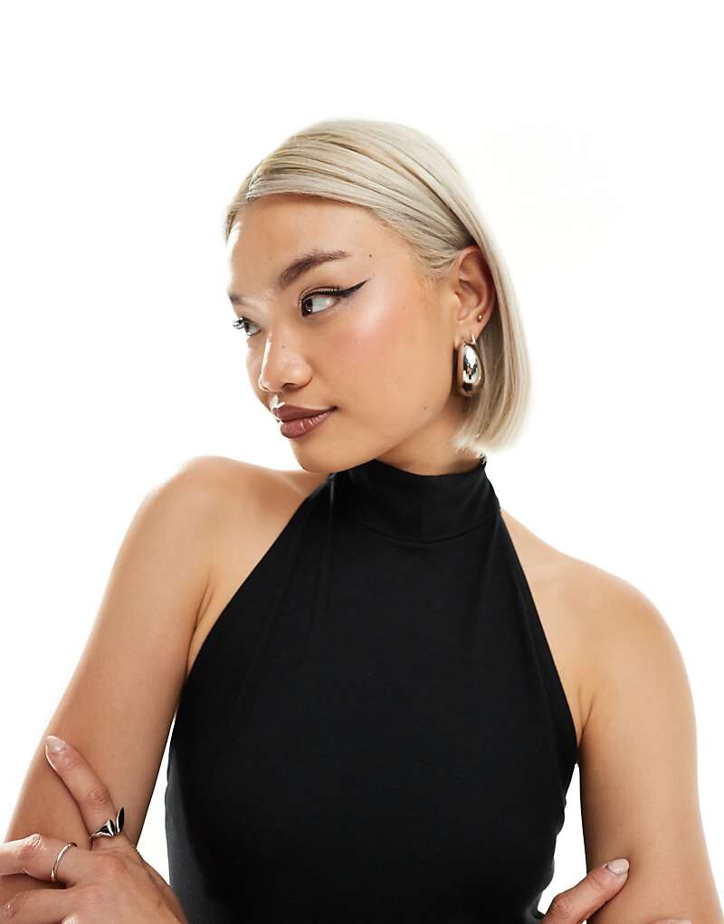 Черный топ с высоким воротником и бретельками Weekday Shyla 
Черный топ с высоким воротником и бретельками Weekday Shyla