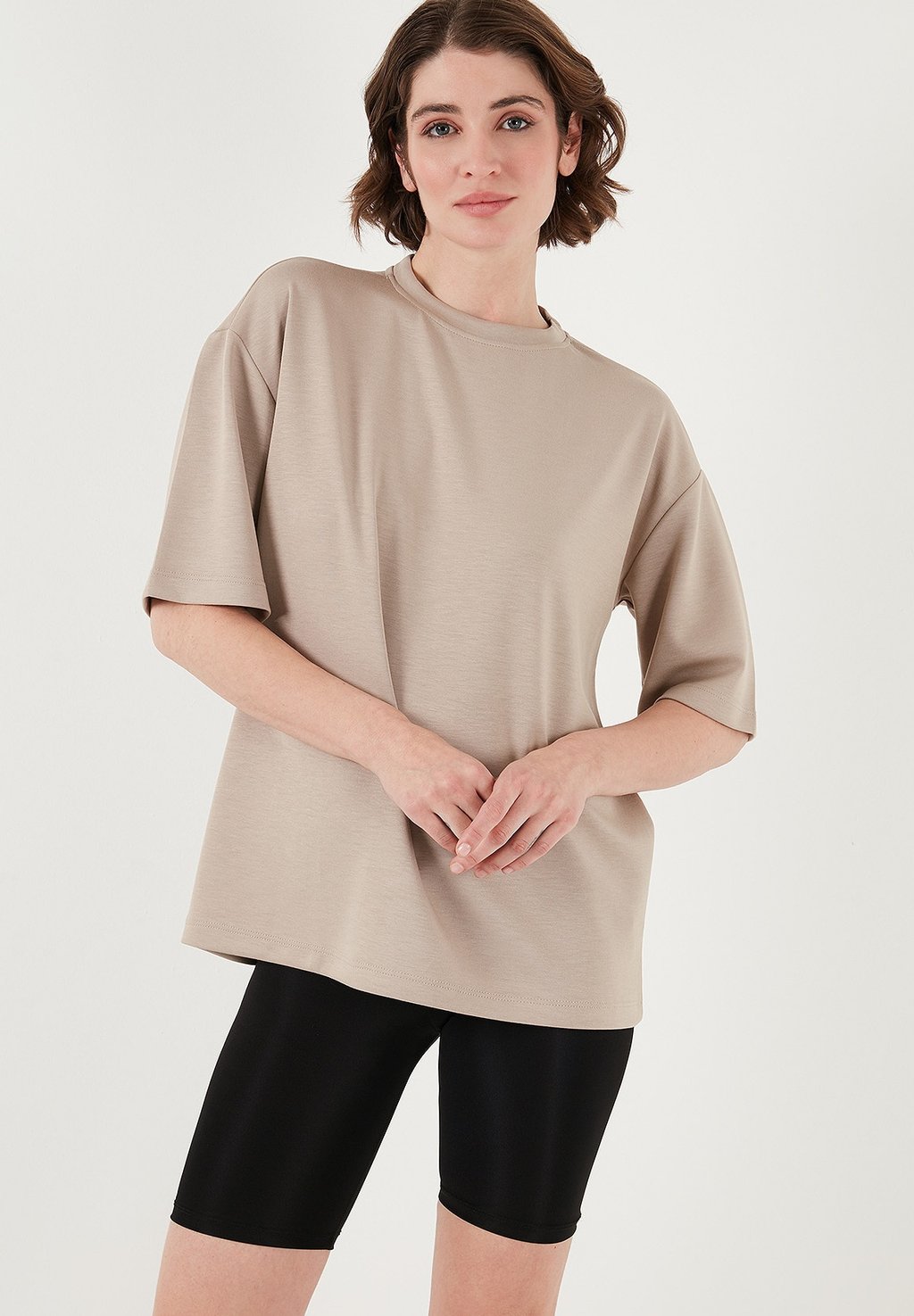 Базовая футболка LOOSE FIT LELA, серый
Базовая футболка LOOSE FIT LELA, серый