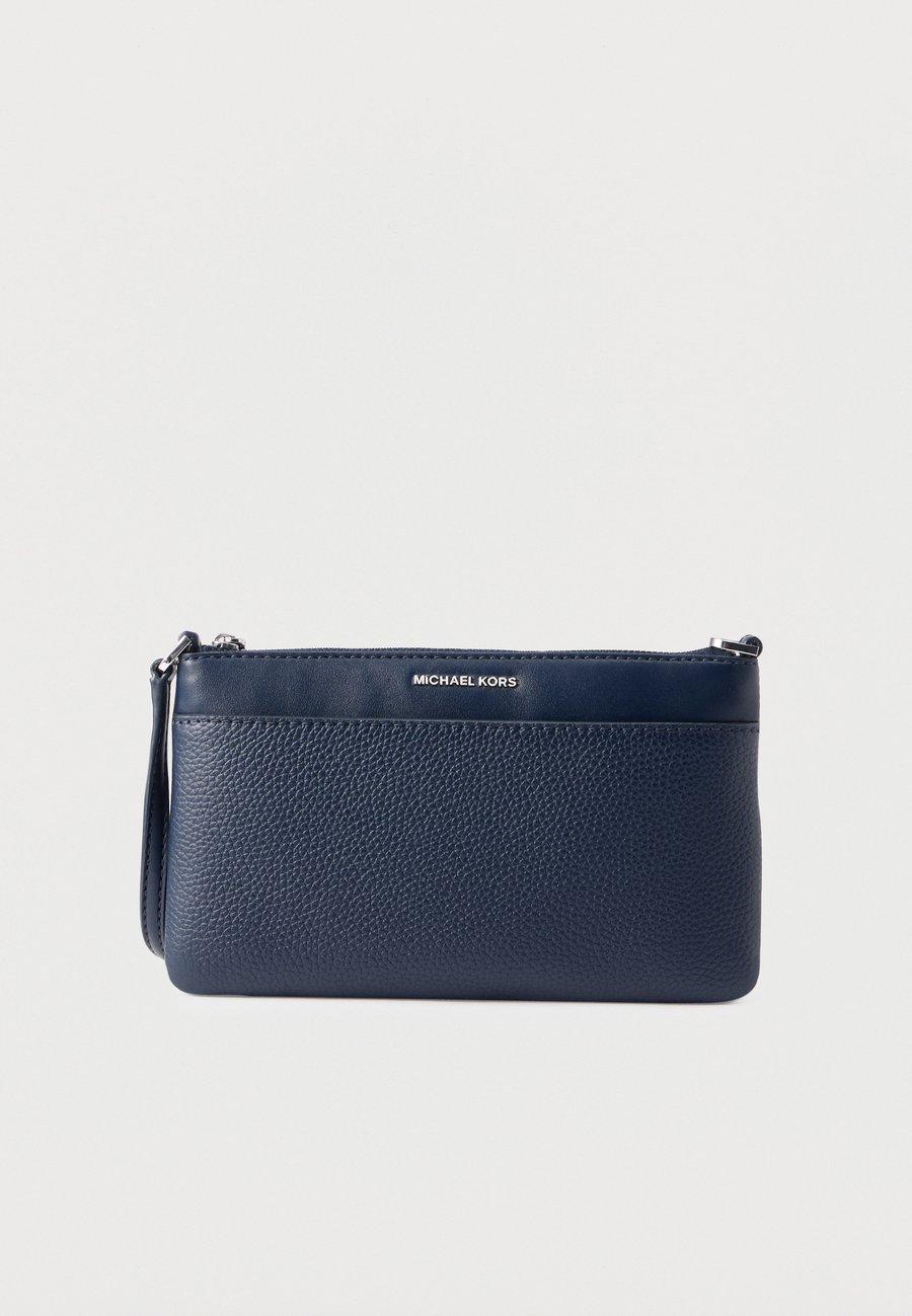 Сумка MICHAEL Michael Kors JET SET WRISTLET, Dress Blues/Blue
Сумка MICHAEL Michael Kors JET SET WRISTLET, Dress Blues/Blue