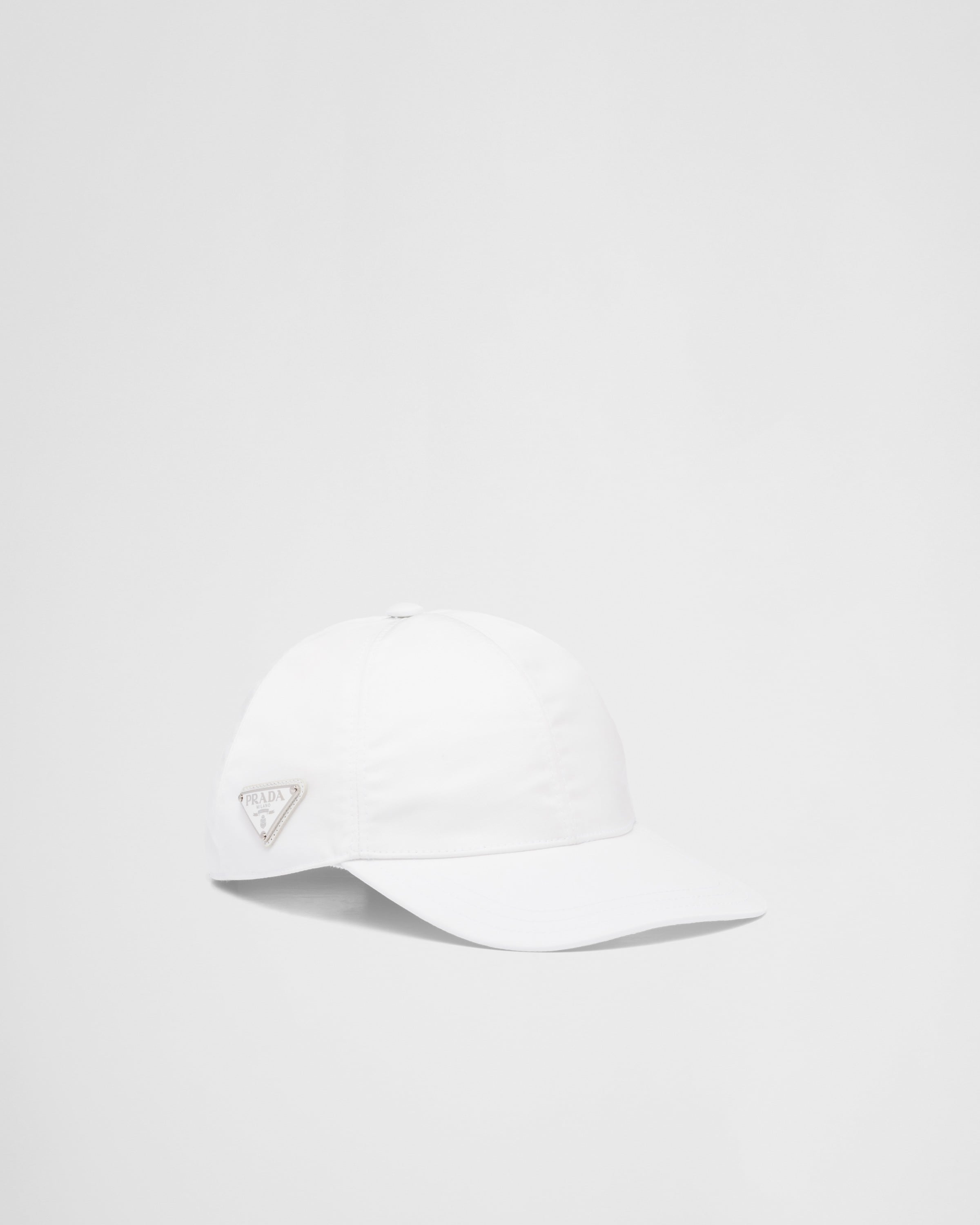 Бейсболка из переработанного нейлона Prada, белая
Бейсболка из переработанного нейлона Prada, белая