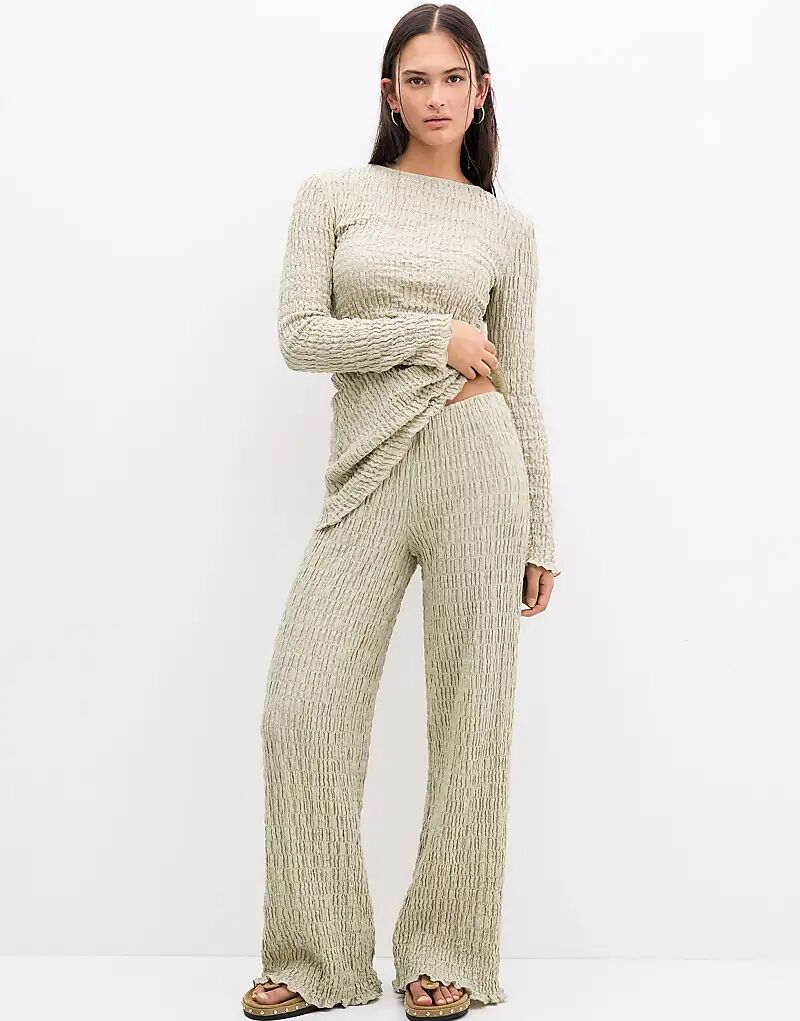 Широкие текстурированные брюки Pull&Bear зеленого цвета — часть комплекта
Широкие текстурированные брюки Pull&Bear зеленого цвета — часть комплекта