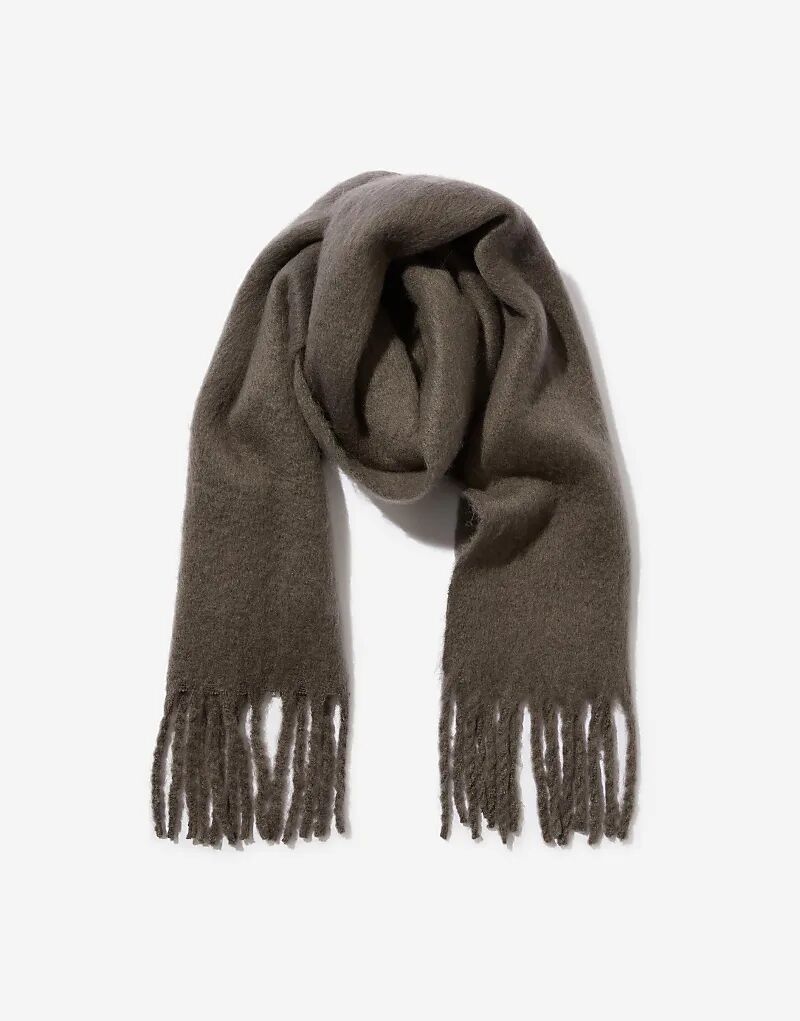 Шарф Cotton On Phoebe с кисточками и начесом, угольного цвета
Шарф Cotton On Phoebe с кисточками и начесом, угольного цвета