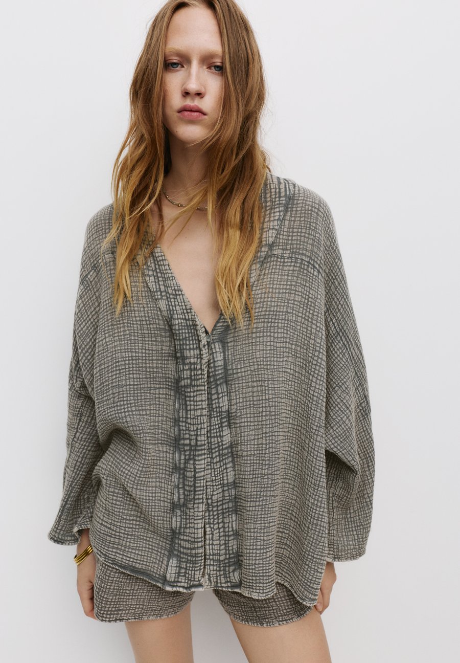 Шорты PULL&BEAR Shorts, Light Grey
Шорты PULL&BEAR Shorts, Light Grey