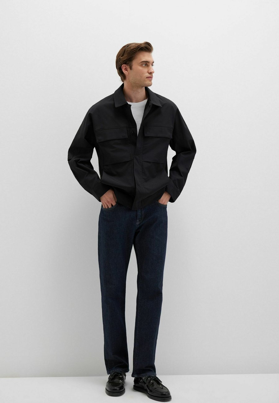 Куртка Mavi VIELSEITIGE MODERNE MIT BRUSTTASCHEN UND KRAGEN, Schwarz/Black
Куртка Mavi VIELSEITIGE MODERNE MIT BRUSTTASCHEN UND KRAGEN, Schwarz/Black