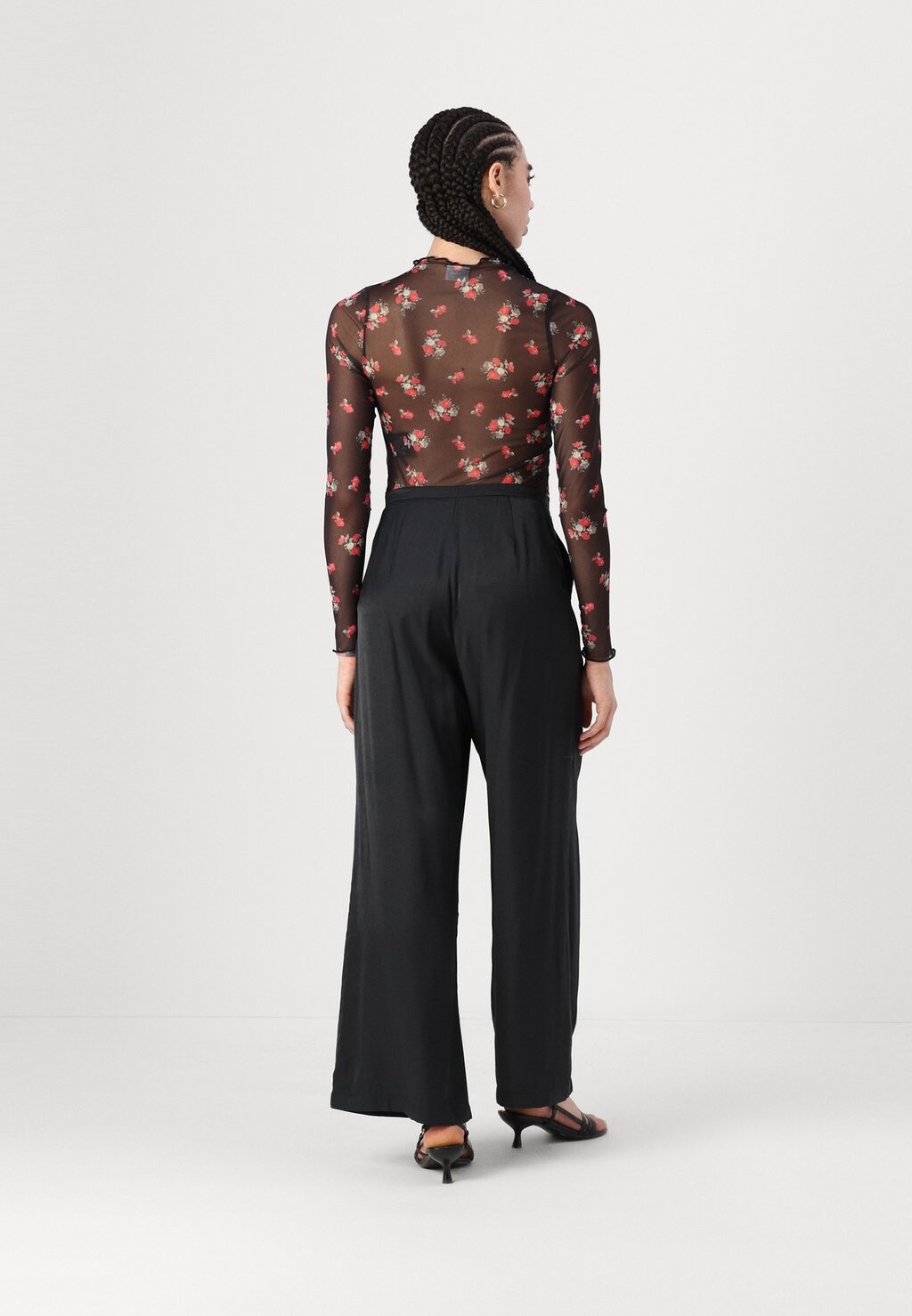 Брюки FLUID TROUSERS Gina Tricot, черный деним
Брюки FLUID TROUSERS Gina Tricot, черный деним