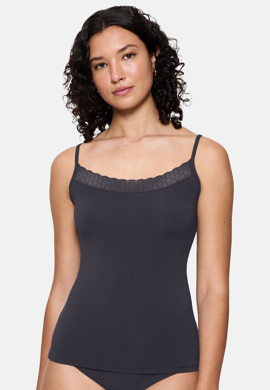 Топ Triumph FEEL OF SPAGHETTI, Ink Gray/Blue-Grey
Топ Triumph FEEL OF SPAGHETTI, Ink Gray/Blue-Grey