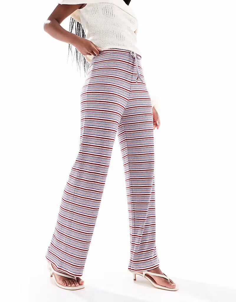 Широкие брюки Pieces в рубчик в синюю и бордовую полоску
Широкие брюки Pieces в рубчик в синюю и бордовую полоску