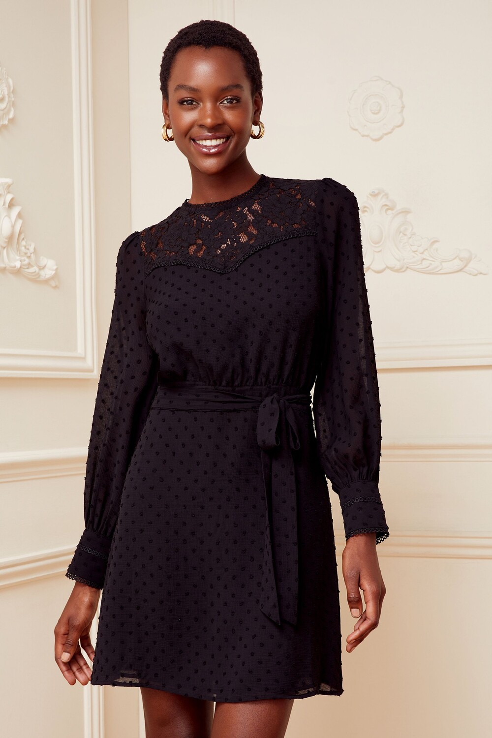Кружевное платье с плиссированной юбкой на кокетке Love & Roses, черный
Кружевное платье с плиссированной юбкой на кокетке Love & Roses, черный