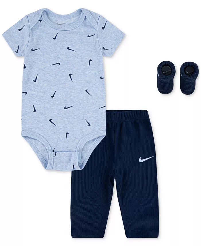 Комплект из 3 предметов: боди для мальчика, вельветовые штанишки и носочки Nike, синий
Комплект из 3 предметов: боди для мальчика, вельветовые штанишки и носочки Nike, синий