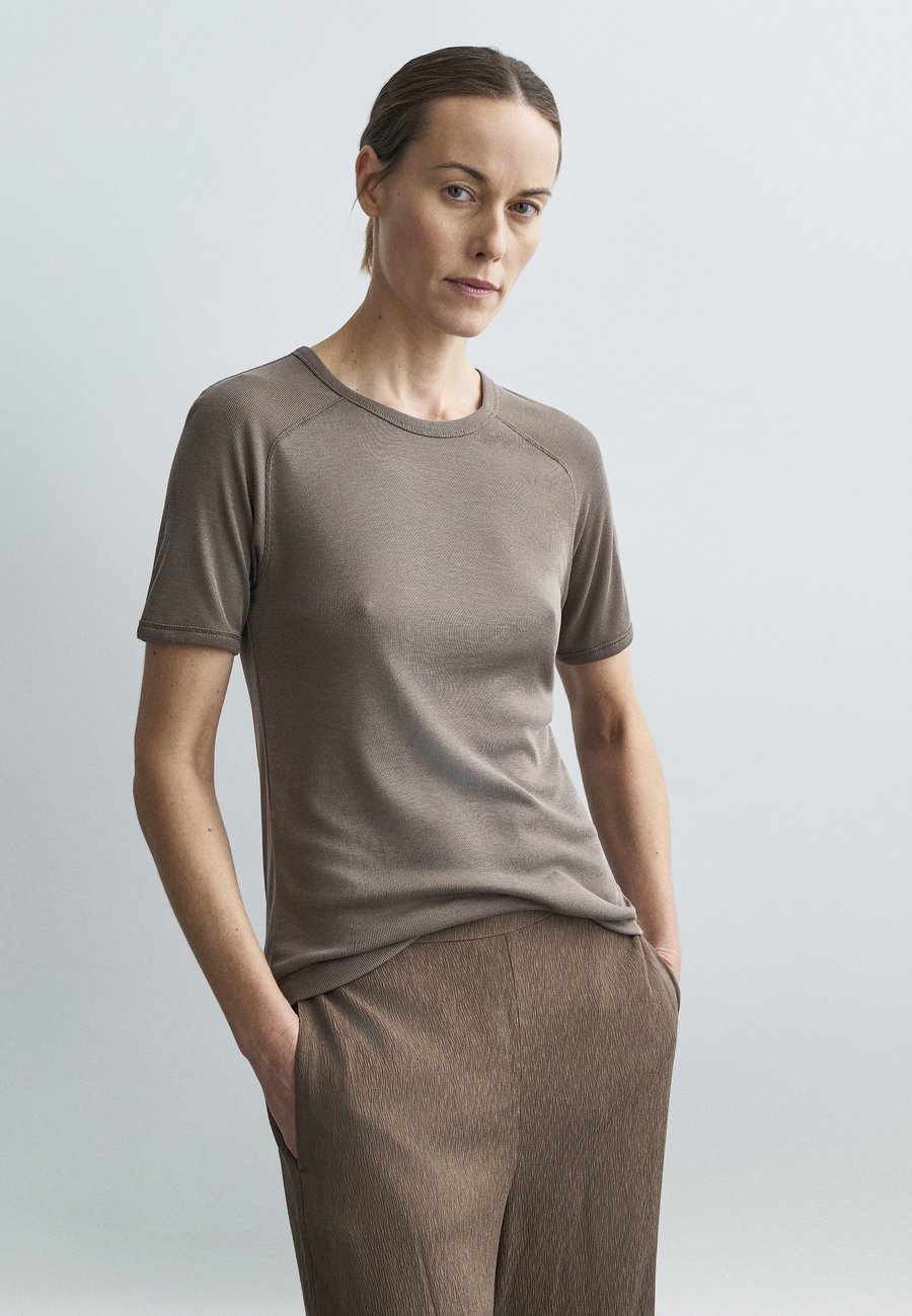 Футболка By Malene Birger ALEZIA, Chocolate Chip/Brown, Коричневый, Футболка By Malene Birger ALEZIA, Chocolate Chip/Brown
Футболка By Malene Birger ALEZIA, Chocolate Chip/Brown, Коричневый, Футболка By Malene Birger ALEZIA, Chocolate Chip/Brown