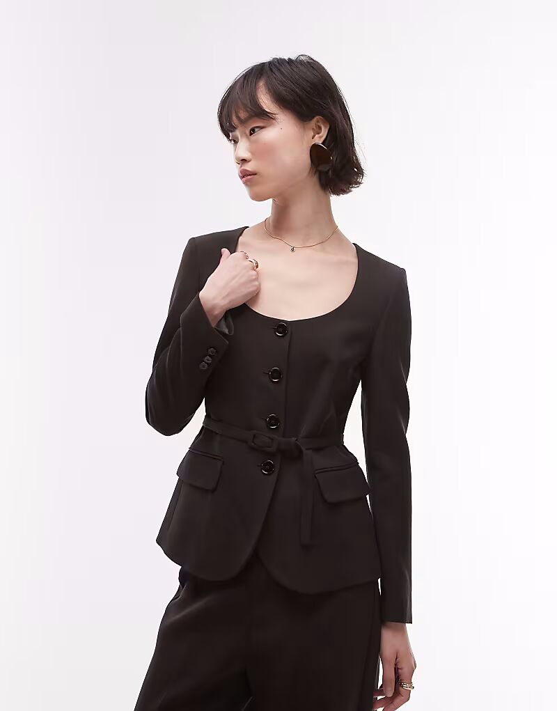 Тонкий блейзер с поясом от Mango шоколадного цвета
Тонкий блейзер с поясом от Mango шоколадного цвета